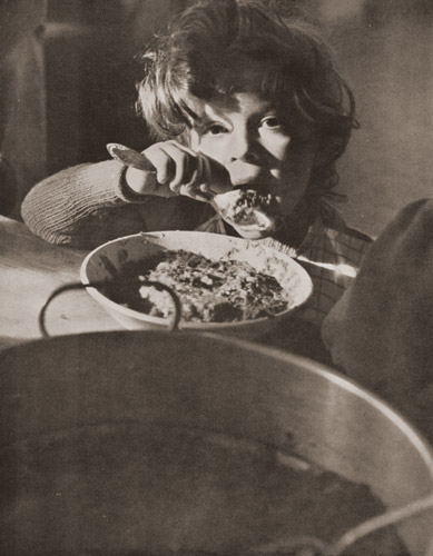 亡命者の子供 [ワーナー・ビショフ, アサヒカメラ 1954年7月号より] パブリックドメイン画像 
