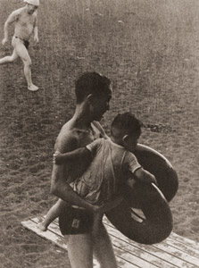 俄雨 [横山淳一, アサヒカメラ 1954年9月号より]のサムネイル画像