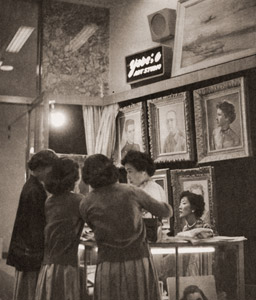 肖像画店にて [槙野尚一, アサヒカメラ 1954年9月号より]のサムネイル画像