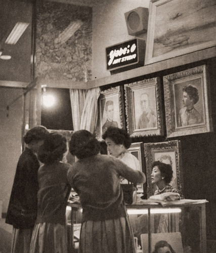 肖像画店にて [槙野尚一, アサヒカメラ 1954年9月号より] パブリックドメイン画像 
