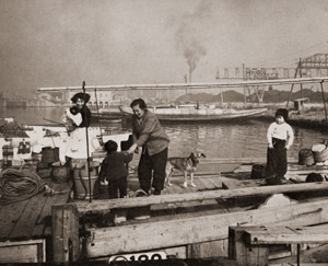 Barge Families [Jiro Ozeki, 1954, from Asahi Camera September 1954] Thumbnail Images