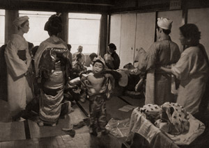楽屋にて [岸野満, 1954年, アサヒカメラ 1954年9月号より]のサムネイル画像