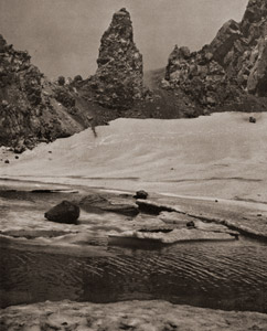 残雪の火口 [中沢義直, 1954年, アサヒカメラ 1954年9月号より]のサムネイル画像
