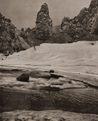 残雪の火口 [中沢義直, 1954年, アサヒカメラ 1954年9月号より] パブリックドメイン画像 