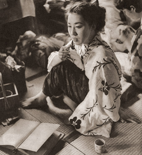 楽屋にて [山本善之介, 1953年, アサヒカメラ 1953年11月号より] パブリックドメイン画像 