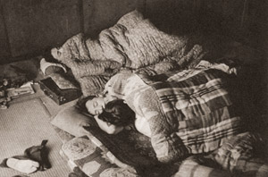 旅役者の明け暮れ(木賃宿で寝る旅芸人） [樋口進, アサヒカメラ 1953年11月号より]のサムネイル画像