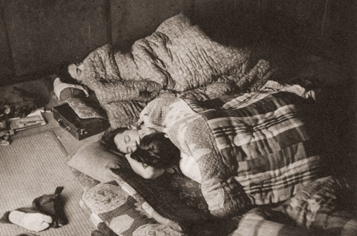 旅役者の明け暮れ（木賃宿で寝る旅芸人） [樋口進, アサヒカメラ 1953年11月号より] パブリックドメイン画像 