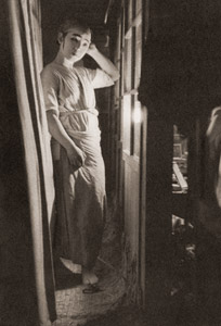 旅役者の明け暮れ(舞台裏の一座の花形） [樋口進, アサヒカメラ 1953年11月号より]のサムネイル画像