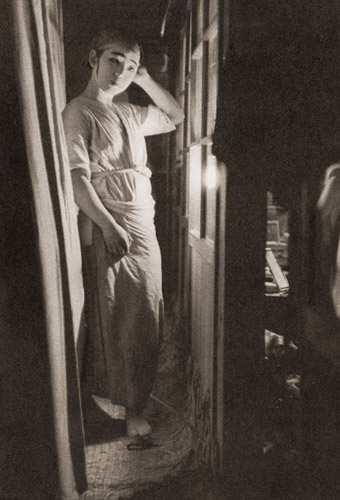 旅役者の明け暮れ（舞台裏の一座の花形） [樋口進, アサヒカメラ 1953年11月号より] パブリックドメイン画像 