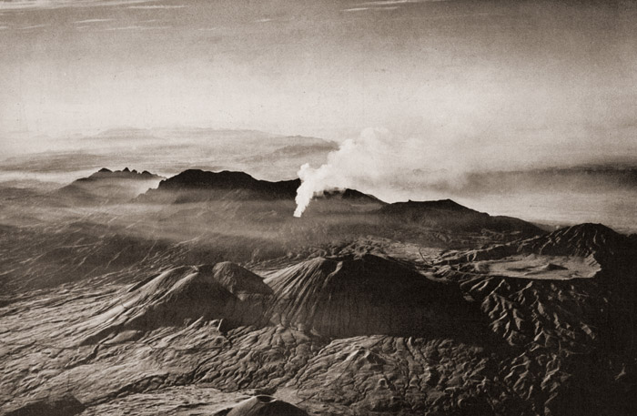 阿蘇の噴煙 [小栁春夫, 1953年, アサヒカメラ 1953年11月号より] パブリックドメイン画像 