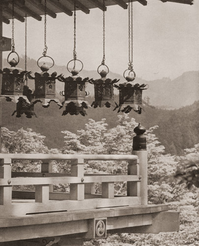 奈良の古建築 談山神社 釣燈籠 [渡辺義雄, アサヒカメラ 1953年11月号より] パブリックドメイン画像 