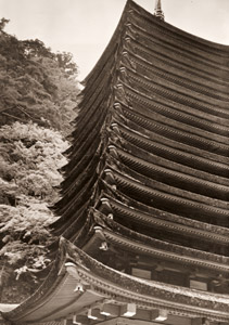 奈良の古建築 談山神社 十三重塔 [渡辺義雄, アサヒカメラ 1953年11月号より]のサムネイル画像