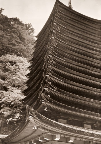 奈良の古建築 談山神社 十三重塔 [渡辺義雄, アサヒカメラ 1953年11月号より] パブリックドメイン画像 
