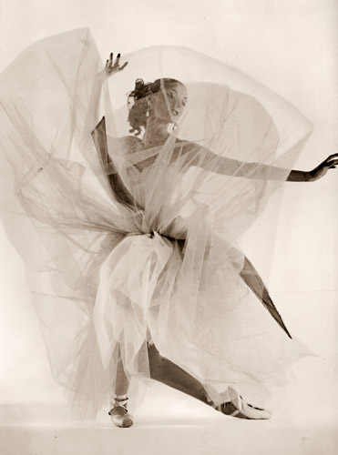ラヴェルのワルツを踊るタンクィル・レクラーク [ジョン・ミリ, アサヒカメラ 1953年11月号より] パブリックドメイン画像 