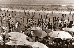 海辺にて [浜谷浩, アサヒカメラ 1954年12月号より]のサムネイル画像