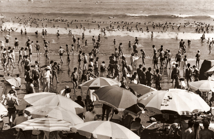 海辺にて [浜谷浩, アサヒカメラ 1954年12月号より] パブリックドメイン画像 