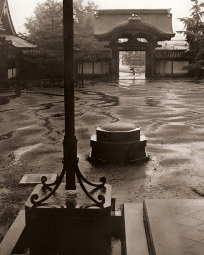 雨の境内 [河合孝, アサヒカメラ 1954年12月号より] パブリックドメイン画像 