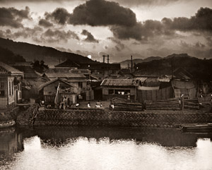 落日の町 [栗田忠実, 1954年, アサヒカメラ 1954年12月号より]のサムネイル画像
