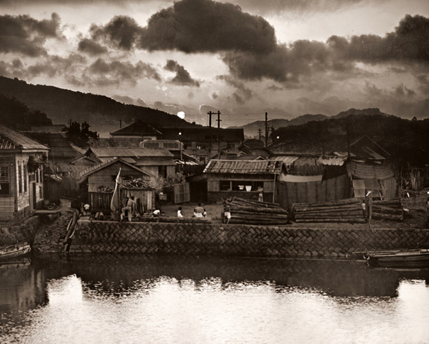 落日の町 [栗田忠実, 1954年, アサヒカメラ 1954年12月号より] パブリックドメイン画像 
