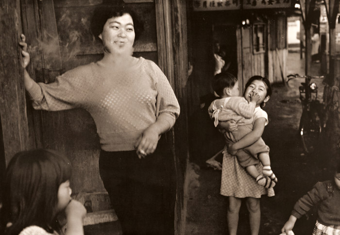 ある橫丁で [田中一郞, 1954年, アサヒカメラ 1954年12月号より] パブリックドメイン画像 