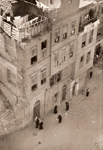 ホテルの窓から [木村伊兵衛, アサヒカメラ 1954年12月号より] パブリックドメイン画像 