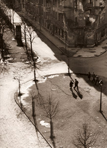 銀光の注ぐ街路 [ハインツ・ヘルト, アサヒカメラ 1954年12月号より]のサムネイル画像