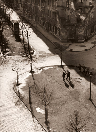 銀光の注ぐ街路 [ハインツ・ヘルト, アサヒカメラ 1954年12月号より] パブリックドメイン画像 