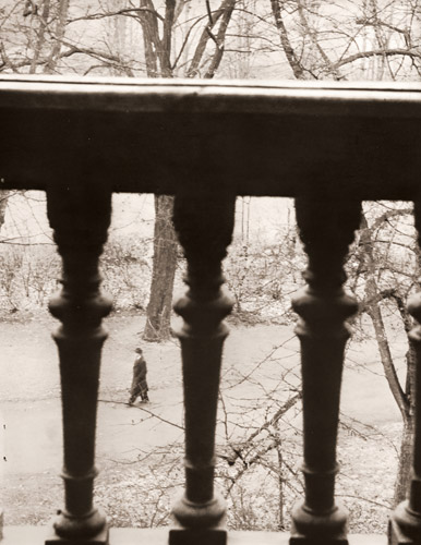 秋の散歩 [ハインツ・ヘルト, アサヒカメラ 1954年12月号より] パブリックドメイン画像 