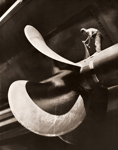 スクリューの検査 [アルフレッド・アイゼンスタット, アサヒカメラ 1954年12月号より] パブリックドメイン画像 