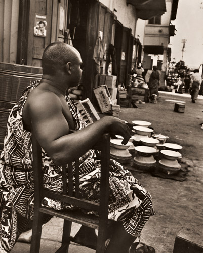 店番の男（アフリカにて） [アルフレッド・アイゼンスタット, アサヒカメラ 1954年12月号より] パブリックドメイン画像 