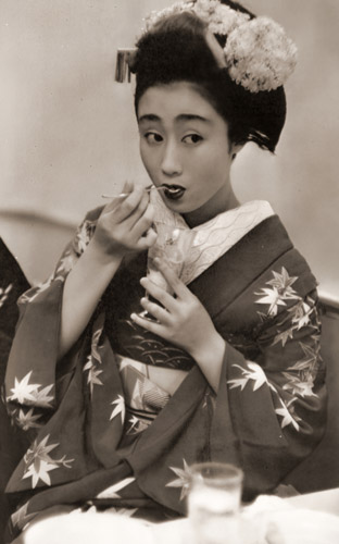 舞妓さん [渋谷喜一, アサヒカメラ 1956年2月号より] パブリックドメイン画像 