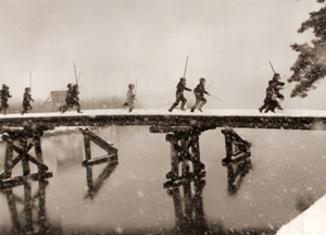 雪の中の子供 [上野秀夫, アサヒカメラ 1956年2月号より]のサムネイル画像