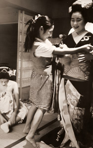 置屋にて [渋谷喜一, アサヒカメラ 1956年02月号より]のサムネイル画像