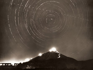 星座は巡る [小柳春夫, アサヒカメラ 1956年02月号より]のサムネイル画像