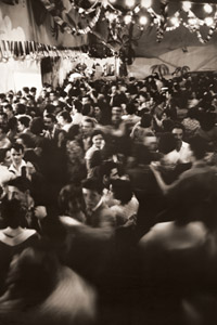 パリ祭 （消防署の駐車場に集まって踊る人々） [木村伊兵衛, アサヒカメラ 1956年2月号より]のサムネイル画像