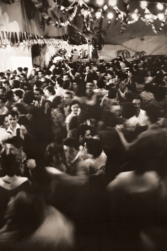 パリ祭 （消防署の駐車場に集まって踊る人々） [木村伊兵衛, アサヒカメラ 1956年2月号より] パブリックドメイン画像 