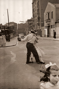 パリ祭 （踊り出すメニルモンタンの職人町のカップル） [木村伊兵衛, アサヒカメラ 1956年02月号より]のサムネイル画像