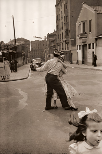 パリ祭 （踊り出すメニルモンタンの職人町のカップル） [木村伊兵衛, アサヒカメラ 1956年2月号より] パブリックドメイン画像 