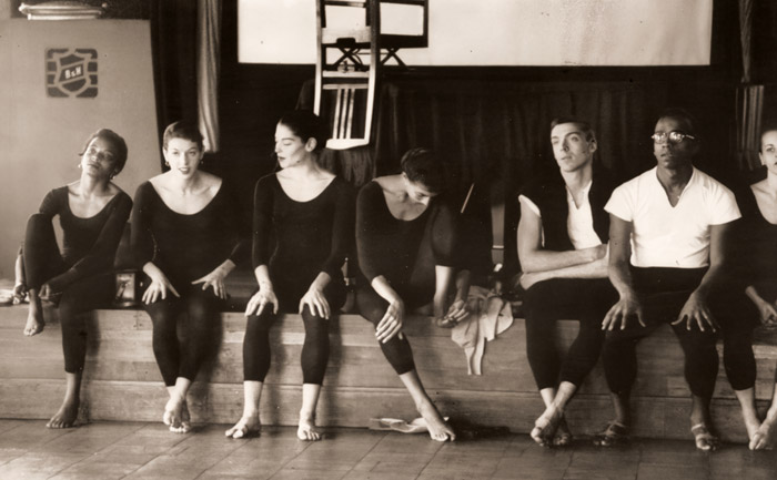 黒い躍動（稽古するマーサ・グラーム舞踊団） 2 [大束元, アサヒカメラ 1956年2月号より] パブリックドメイン画像 