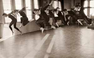 黒い躍動（稽古するマーサ・グラーム舞踊団） 1 [大束元, アサヒカメラ 1956年02月号より]のサムネイル画像