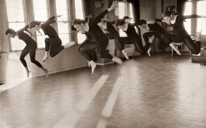 黒い躍動（稽古するマーサ・グラーム舞踊団） 1 [大束元, アサヒカメラ 1956年2月号より] パブリックドメイン画像 