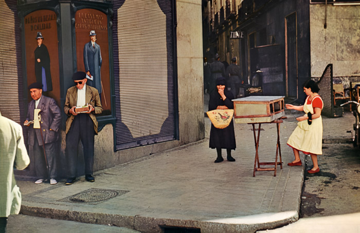 スペインの街角 [木村伊兵衛, アサヒカメラ 1956年2月号より] パブリックドメイン画像 