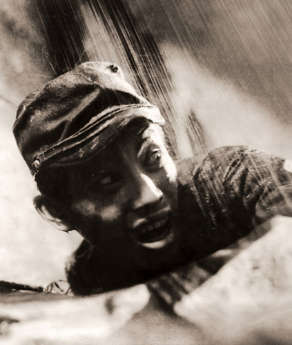 映画「真空地帯」のスチール写真 [別所彌八郎, アサヒカメラ 1953年8月号より] パブリックドメイン画像 
