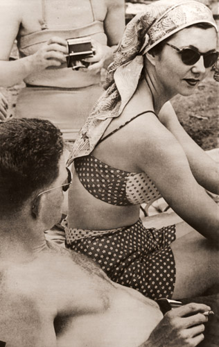 海水浴場にて [林忠彦, アサヒカメラ 1953年8月号より] パブリックドメイン画像 