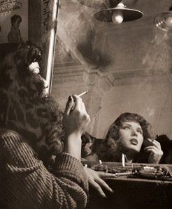 楽屋 [加地のぶたか, アサヒカメラ 1953年8月号より]のサムネイル画像