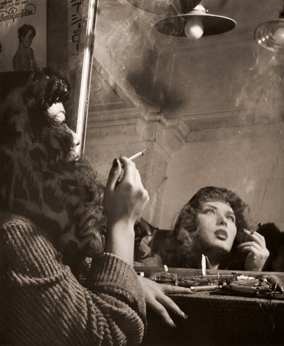 楽屋 [加地のぶたか, アサヒカメラ 1953年8月号より] パブリックドメイン画像 