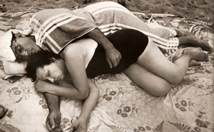 海辺スナップ 海水浴場の人々 3 [石元泰博, 1952年, アサヒカメラ 1953年8月号より]のサムネイル画像