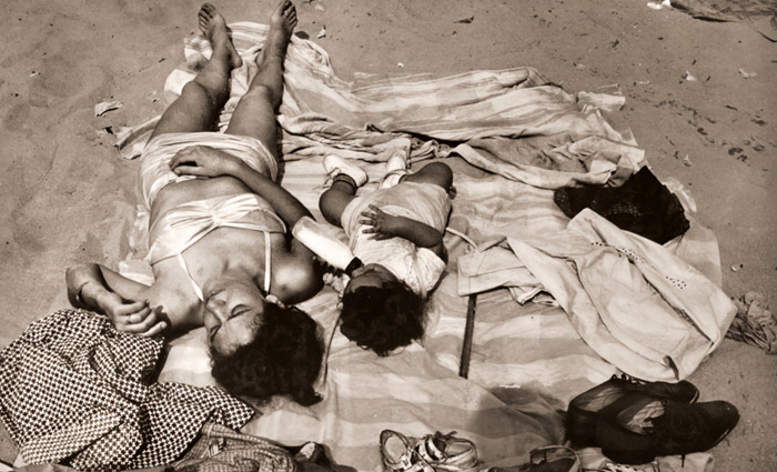 海辺スナップ 海水浴場の人々 2 [石元泰博, 1952年, アサヒカメラ 1953年8月号より] パブリックドメイン画像 