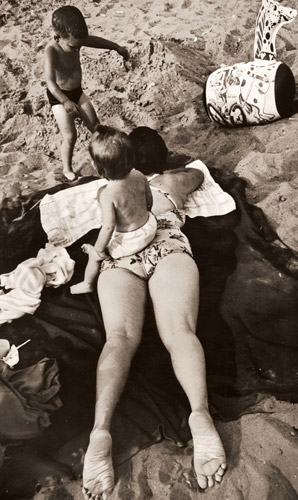 海辺スナップ 海水浴場の人々 1 [石元泰博, 1952年, アサヒカメラ 1953年8月号より] パブリックドメイン画像 
