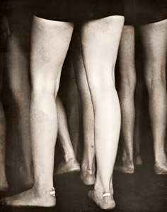 海辺スナップ 海水浴場の足 [石元泰博, 1952年, アサヒカメラ 1953年8月号より]のサムネイル画像